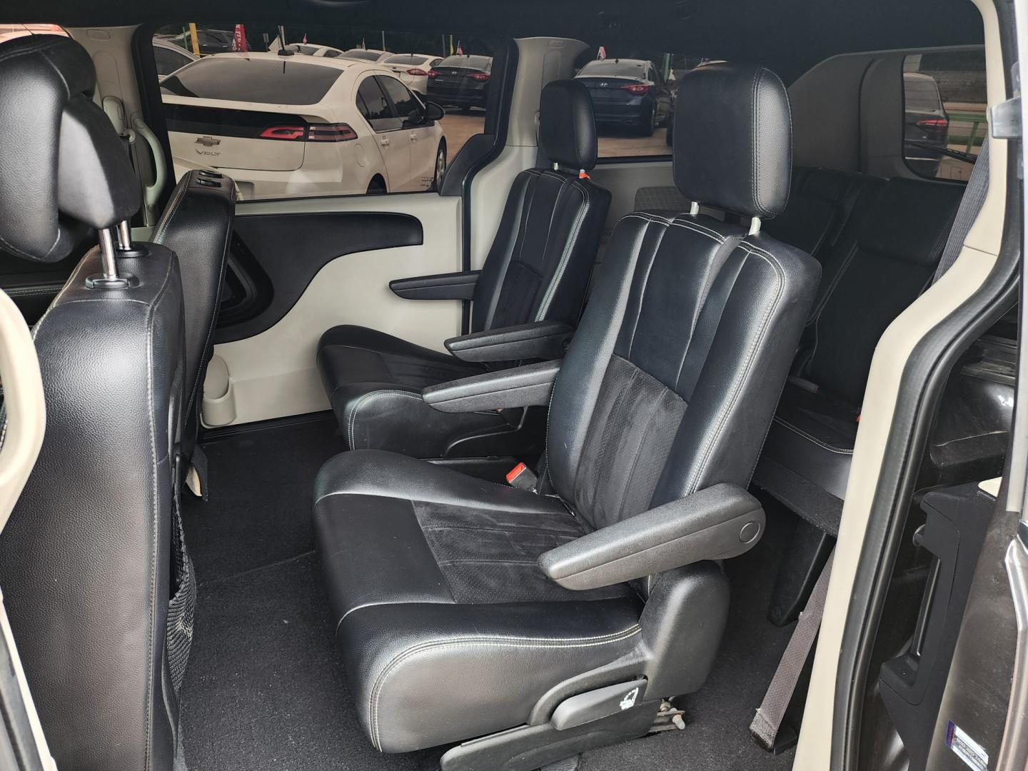2018 GRAY Dodge Grand Caravan SXT (2C4RDGCG2JR) , AUTO transmission, located at 2660 S.Garland Avenue, Garland, TX, 75041, (469) 298-3118, 32.885387, -96.656776 - Photo#15